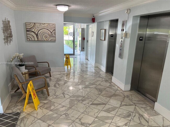 Building Photo - 2000 NE 135th St