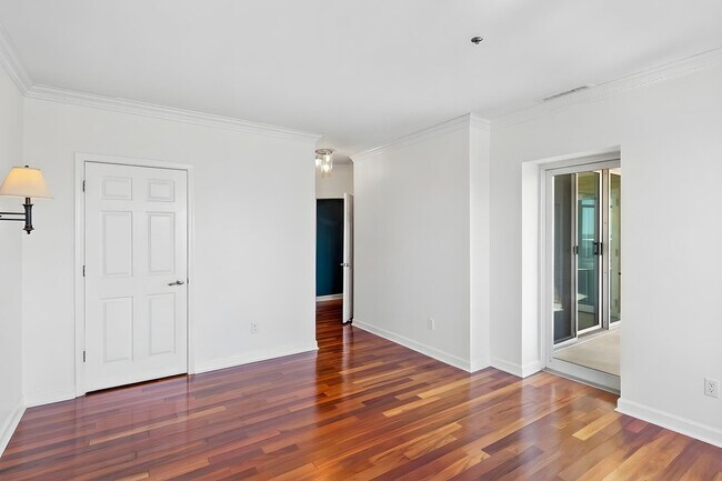 Building Photo - 100 Harborview Dr