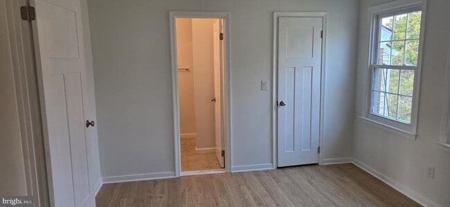 Building Photo - 165 Leeds Ct W