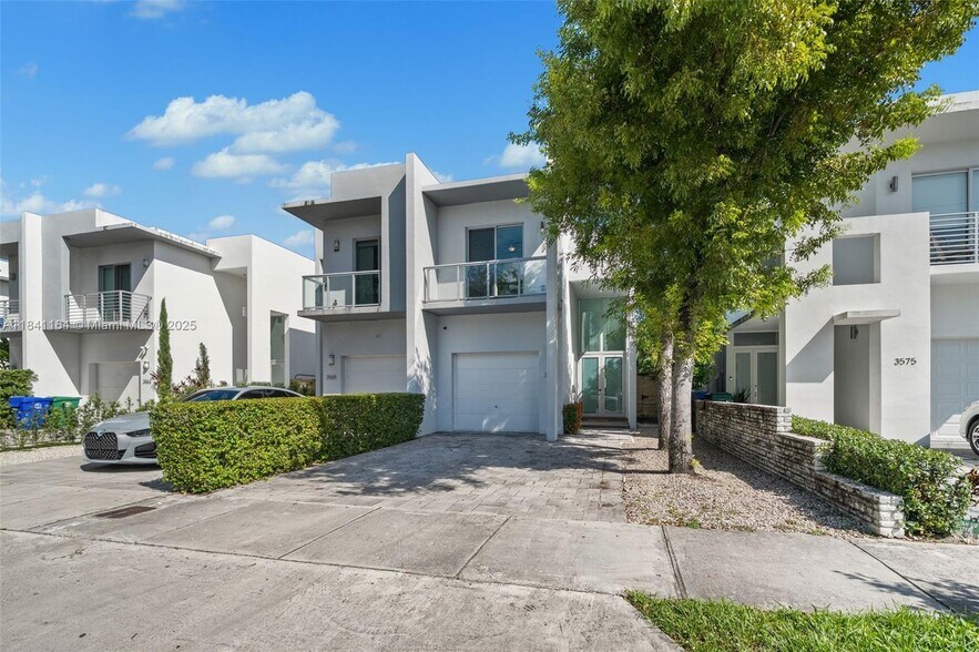 Building Photo - 3567 SW 1st Ave