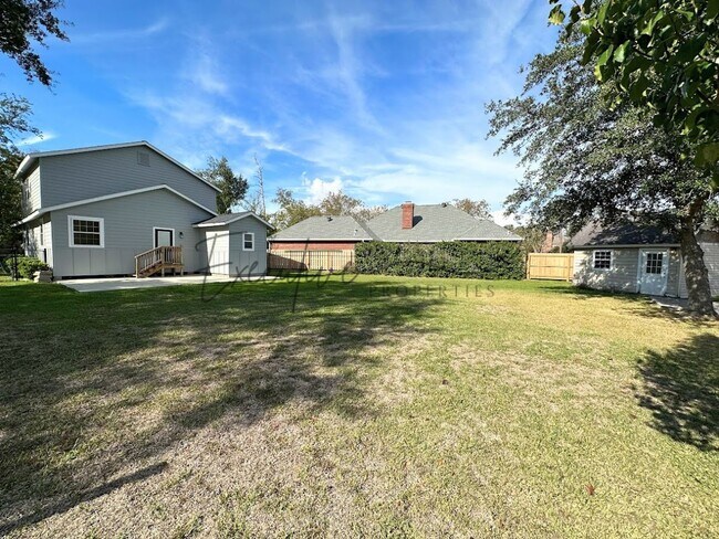 Building Photo - Spacious 4-Bedroom with Custom Finishes in...