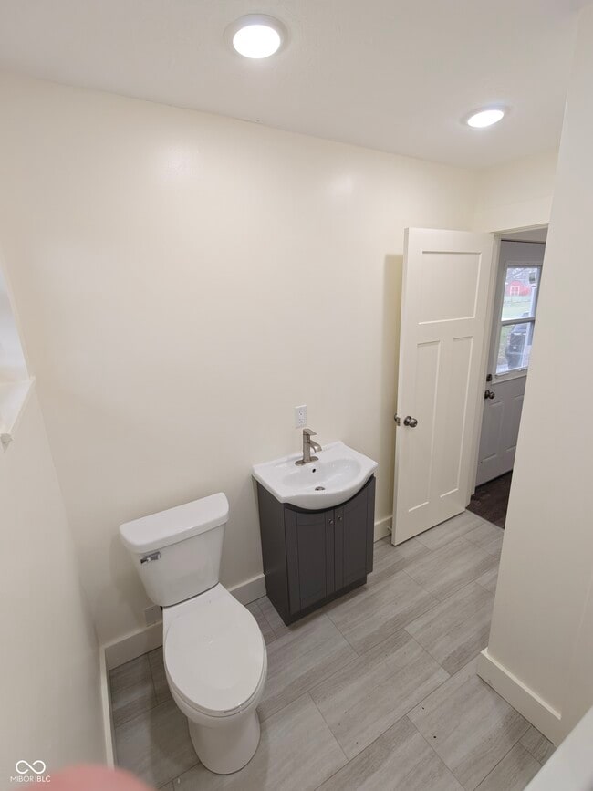 Building Photo - 2183 S Fairview Dr