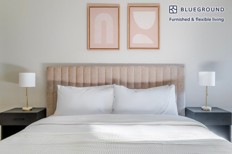 Building Photo - 2333 Calle Del Mundo