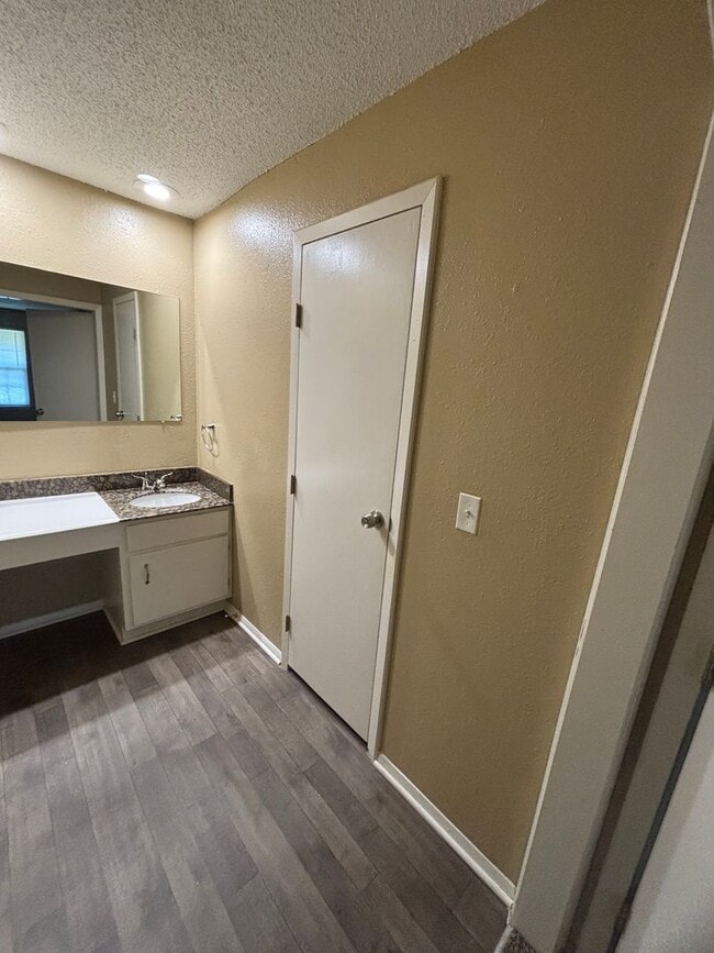 Building Photo - 2 Bedroom 2 bath  AQpartment