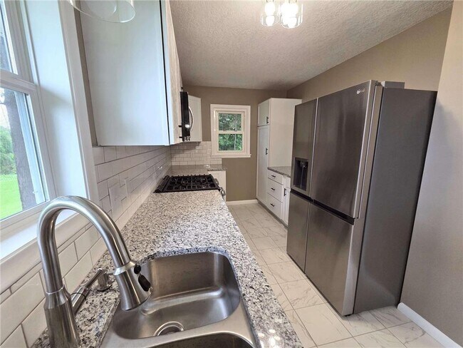 Building Photo - 3311 Interlachen Dr NE