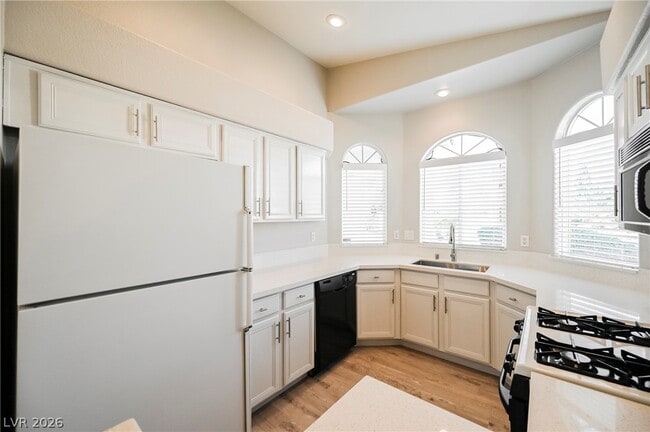 Building Photo - 490 Beaconwood St