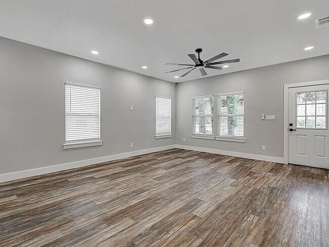 Building Photo - 90 Live Oak St