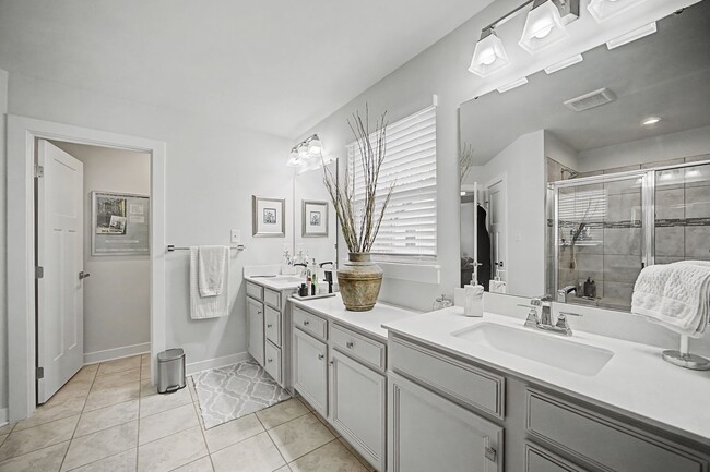 Building Photo - 4 Bedroom Executive Home located in Magnolia Green
