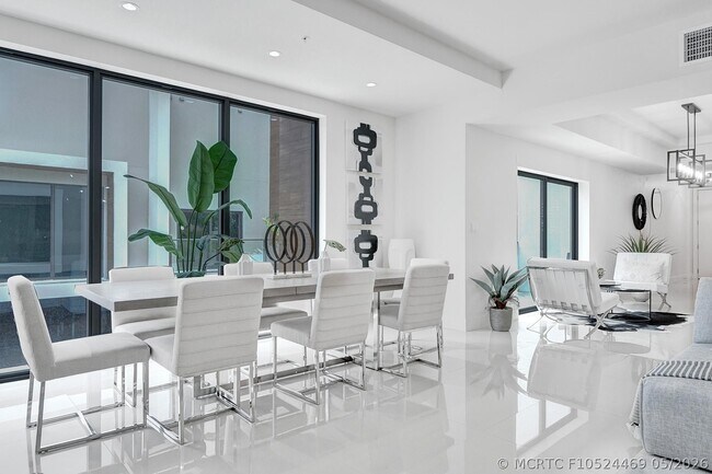 Building Photo - 3040 N Ocean Blvd