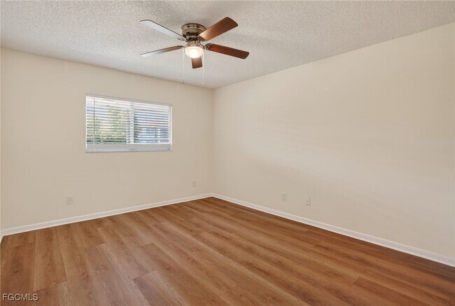 Building Photo - 630-636 SE 13th Pl