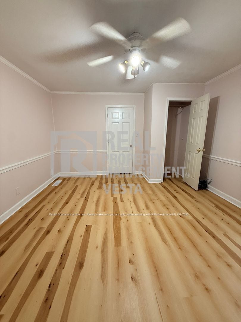 Building Photo - 5116 Pineridge Dr