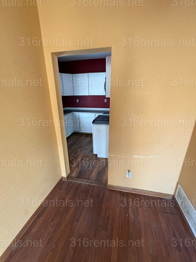 Building Photo - $899 - 2 bed 2 bath - Single Family Home