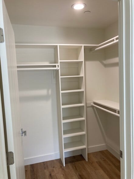 Building Photo - 648 N Serrano Ave