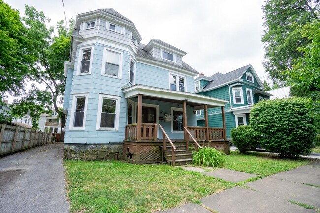 Building Photo - Spacious 5 Bed/2 Bath Single Family Home W...