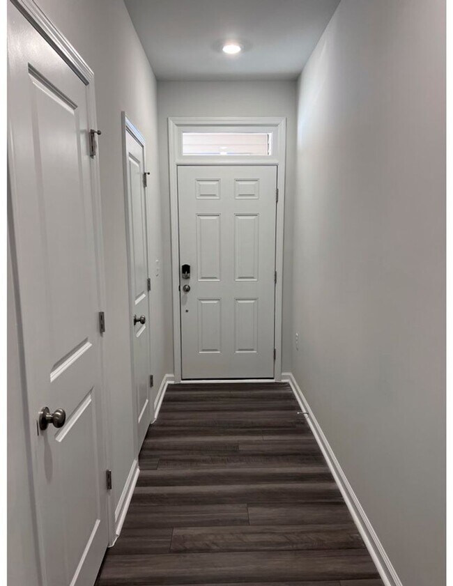 Building Photo - Three Bedroom Home