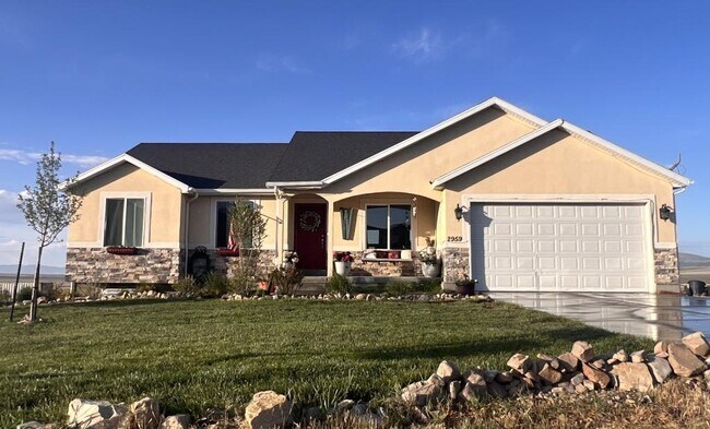 Building Photo - 2959 W Rim Rock Dr
