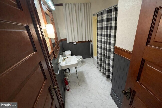 Building Photo - 10 E Main St