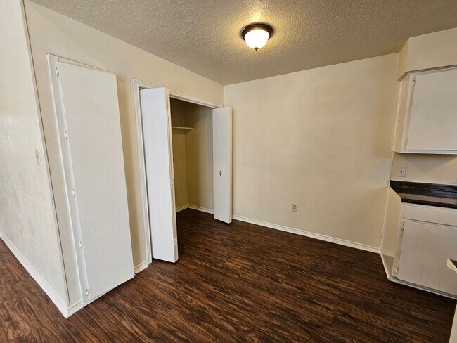 Building Photo - 3125 Tudor Ln
