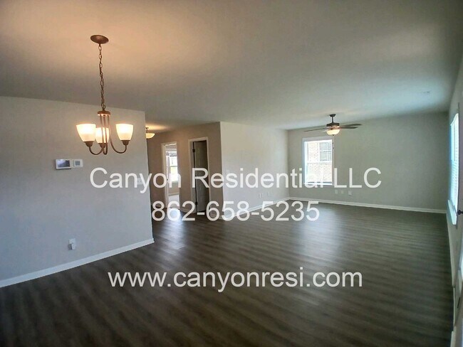 Building Photo - MUST SEE Fantastic 4BR 2/5 BA near everyth...
