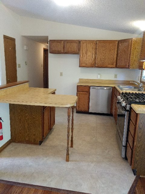 Kitchen w/L-shaped island - 314 Lake Crystalbrook Dr
