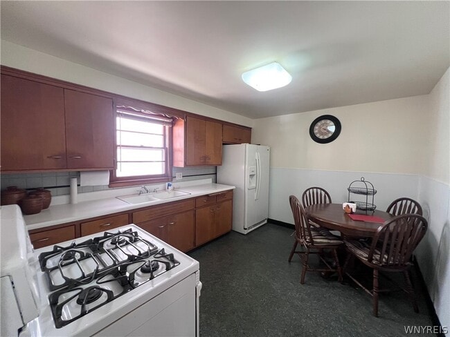 Building Photo - 480 W Hazeltine Ave