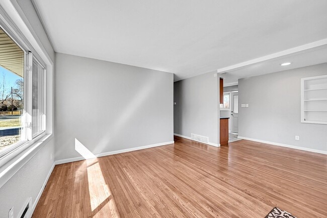 Building Photo - 5635 E Nebraska Way