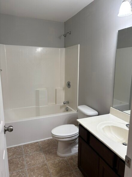 Main Full Bathroom - 101 Portland Falls Dr
