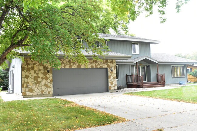 Building Photo - 1208 Oak St N