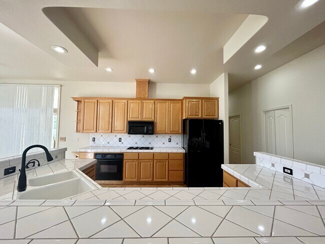 Building Photo - 924 Springfield Dr