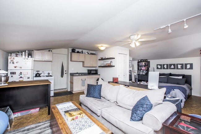 Building Photo - RARE studio in Bucktown that always rents quickly! Free Laundry! Included Internet!