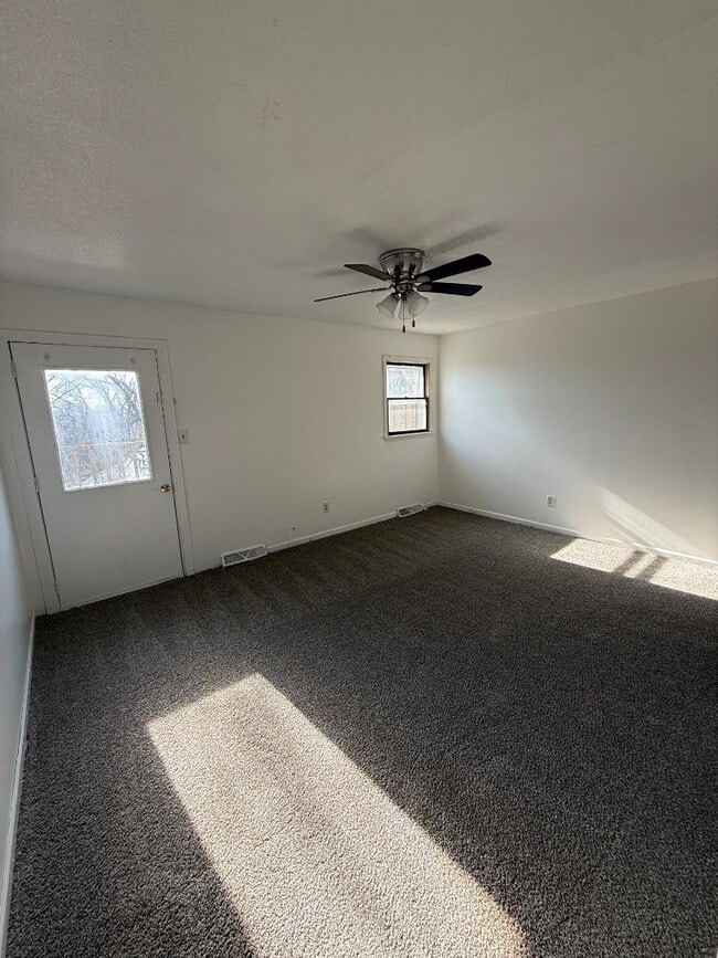 Building Photo - 2305 Southridge Dr