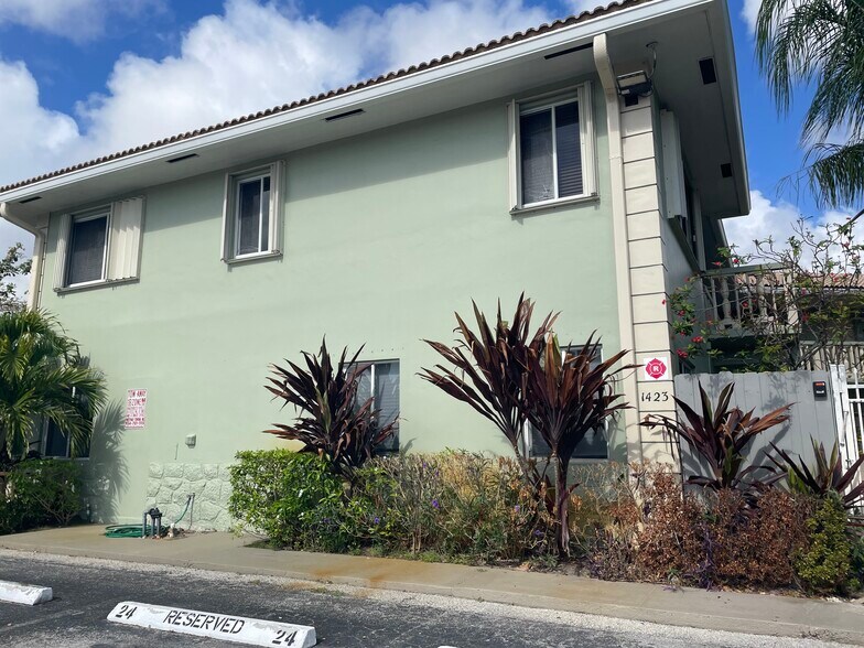 Building Photo - 1423 Holly Heights Dr