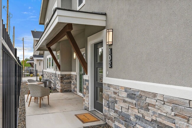 Building Photo - Boise 3 Bed 2.5 Bath 2 Car Garage Townhome AVAILABLE NOW!  $500 RENT CREDIT AT MOVE IN!