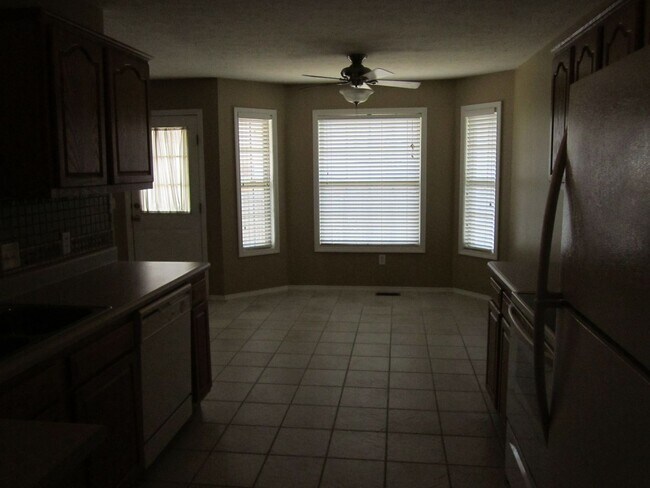 Building Photo - 412 E Denton Cir