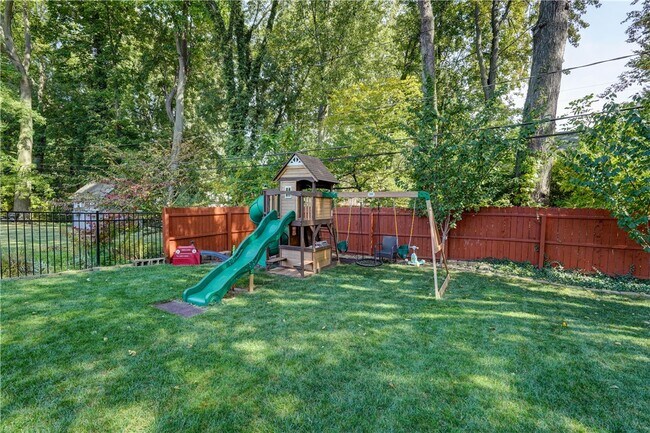 Building Photo - 984 Danby Dr