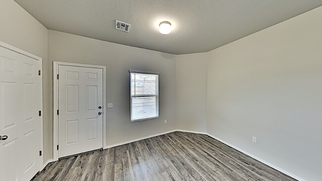 Building Photo - Very Nice 3 Bedroom 2 Bath Home in Yukon S...