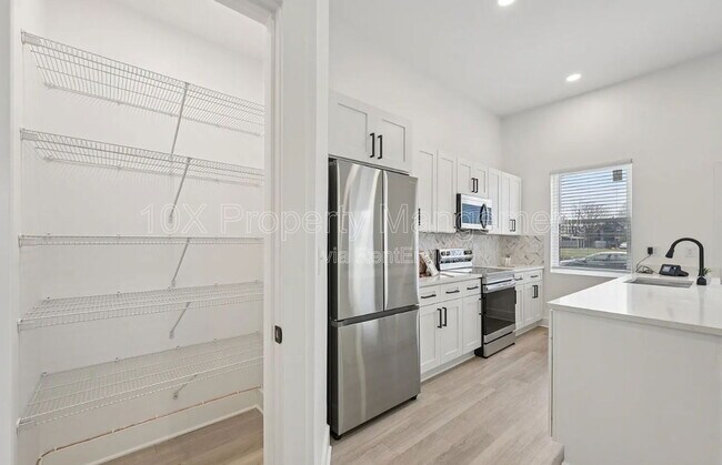 Building Photo - 92 E Innis Ave