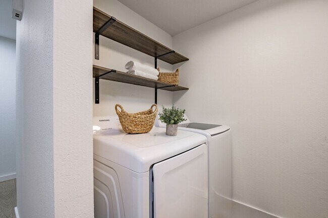 Building Photo - 2Bd/2Ba Bellevue Condo