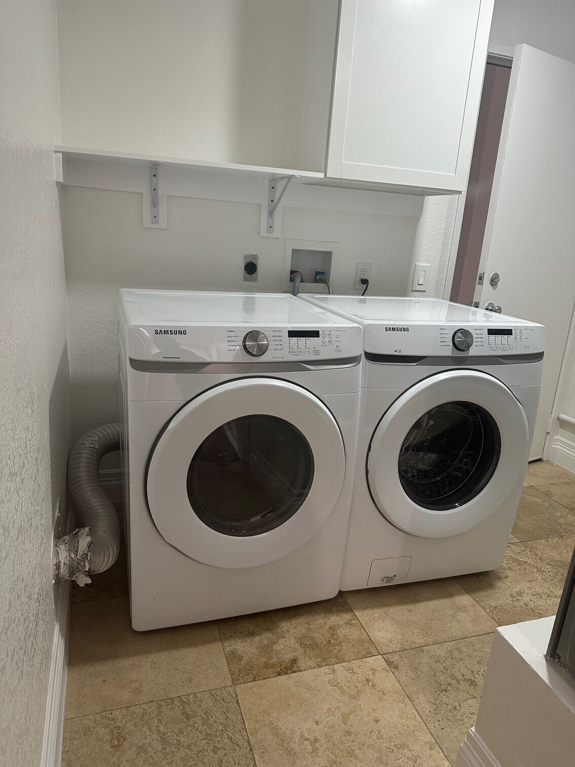 Full interior laundry room - 35 Santa Agatha