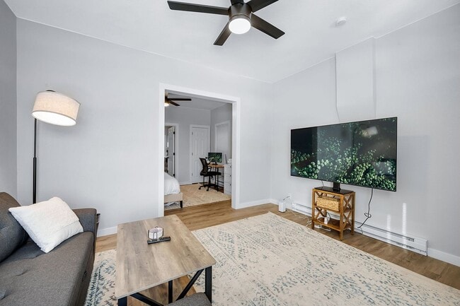 Building Photo - Remodeled 1BD, 1BA in the Highlands with B...