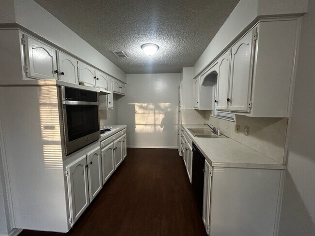 Building Photo - 2716 Sibley Dr