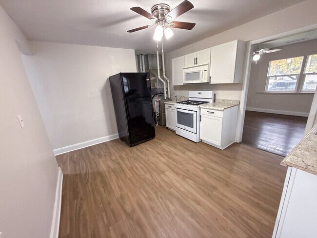 Building Photo - Freshly Updated Home on a Quiet Street with Large Yard!