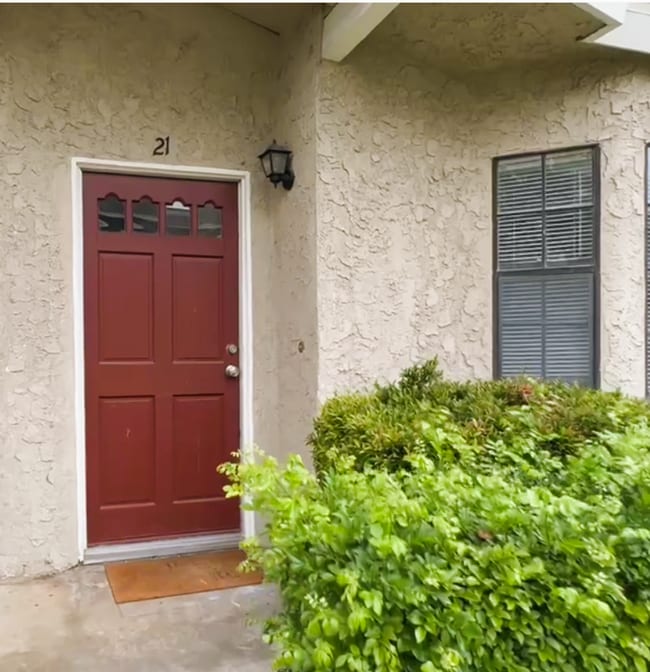 Building Photo - Newly Renovated Spacious 3-Bedroom Townhom...