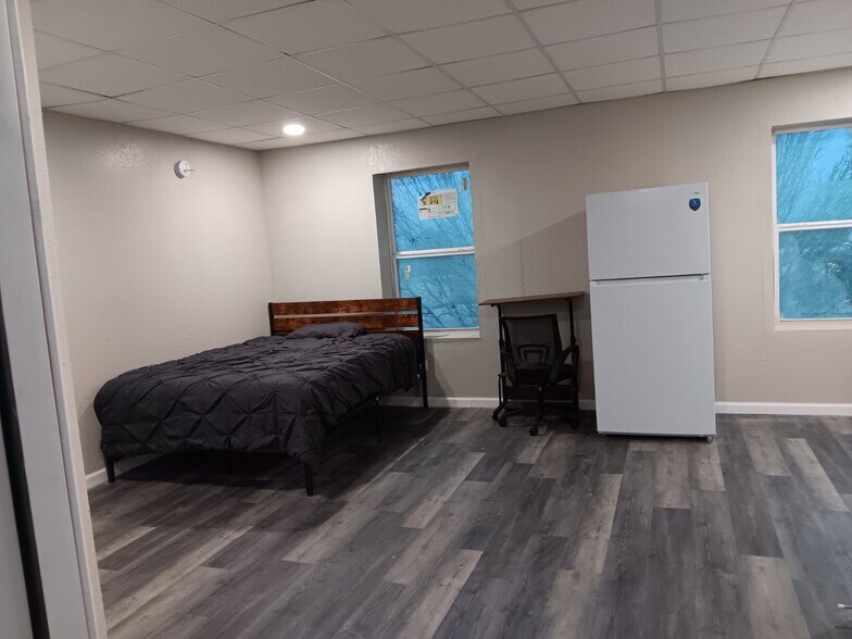 Building Photo - 1704 Commercial Ave