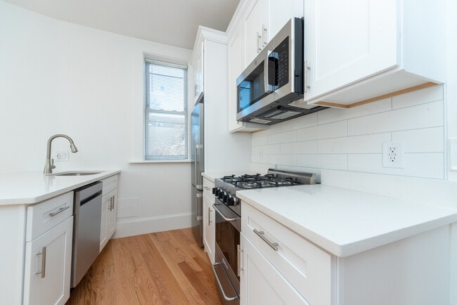 Building Photo - 151 Park Dr