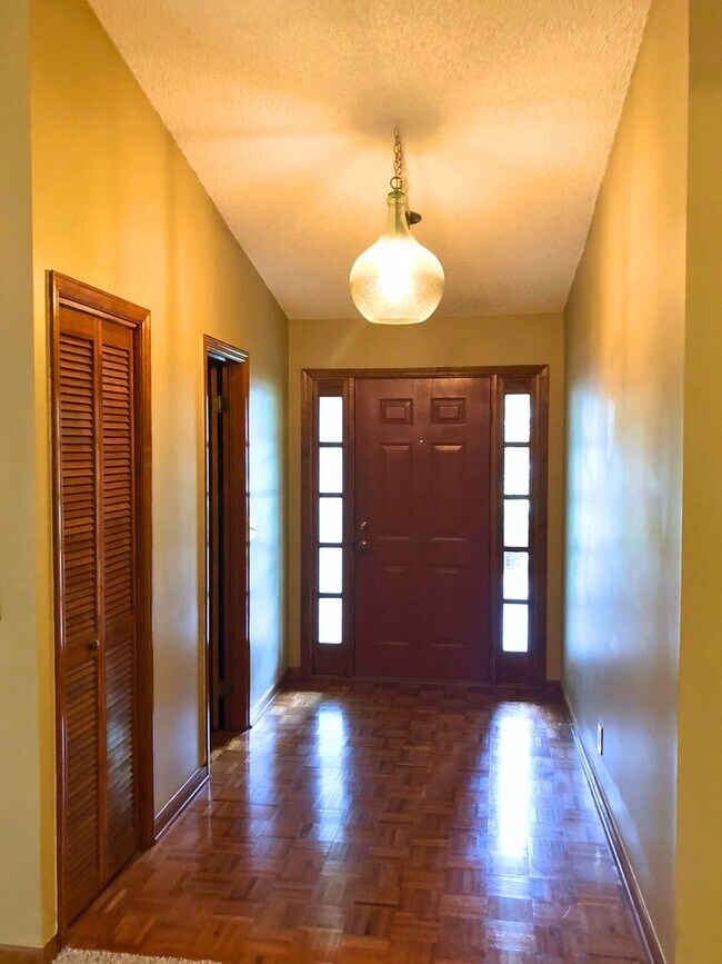 Building Photo - 3/2 home with a fenced in yard!