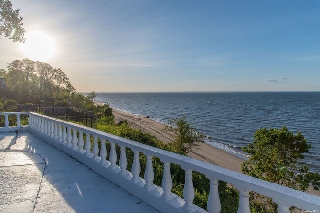 Building Photo - 10 Beach Hill Dr