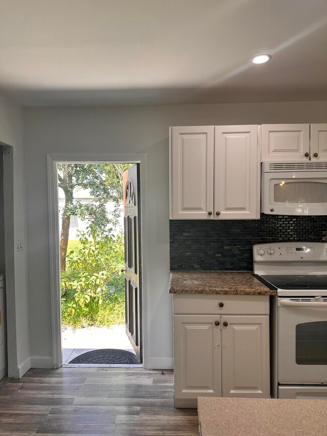 Building Photo - 11898 Cove Pl