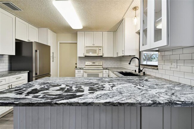 Building Photo - 1102 Shadowbrook Dr N