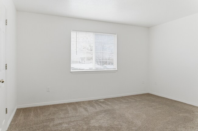 Building Photo - 464 E Center St